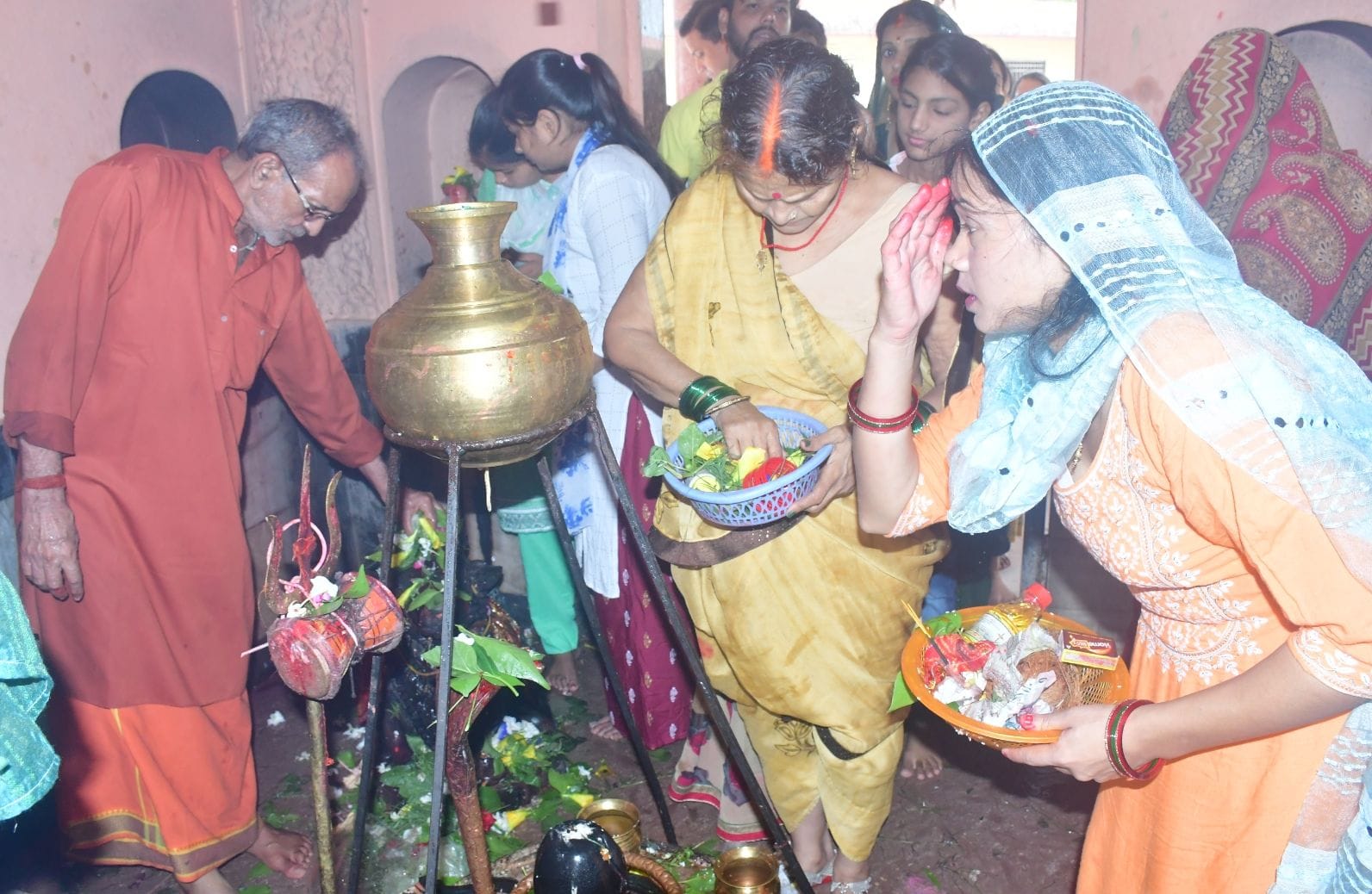 इटवा के कटेश्वरनाथ स्थित शिव मंदिर पर जलाभिषेक करते श्रद्धालु। इटवा के कटेश्वरनाथ स्थित शिव मंदिर पर जलाभिषेक करते श्रद्धालु।