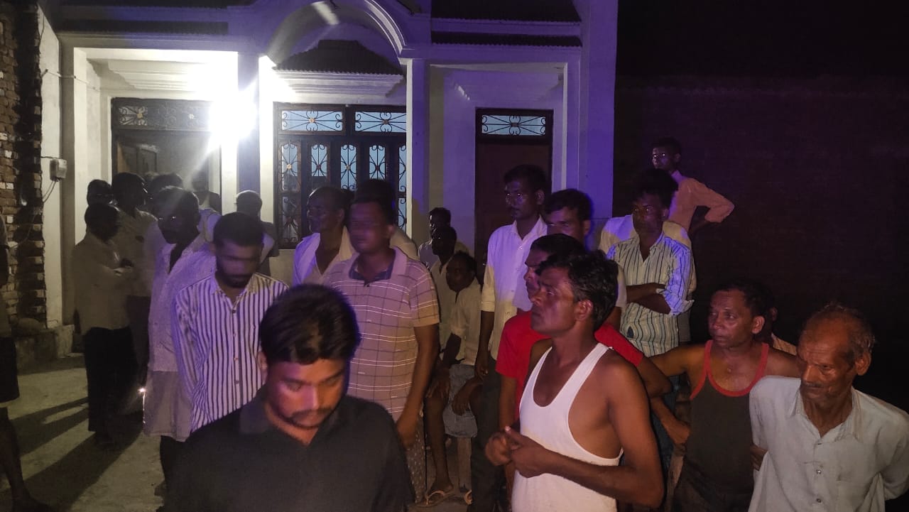 जहानाबाद क्षेत्र में जानकारी करती पुलिस । संवाद जहानाबाद क्षेत्र में जानकारी करती पुलिस । संवाद