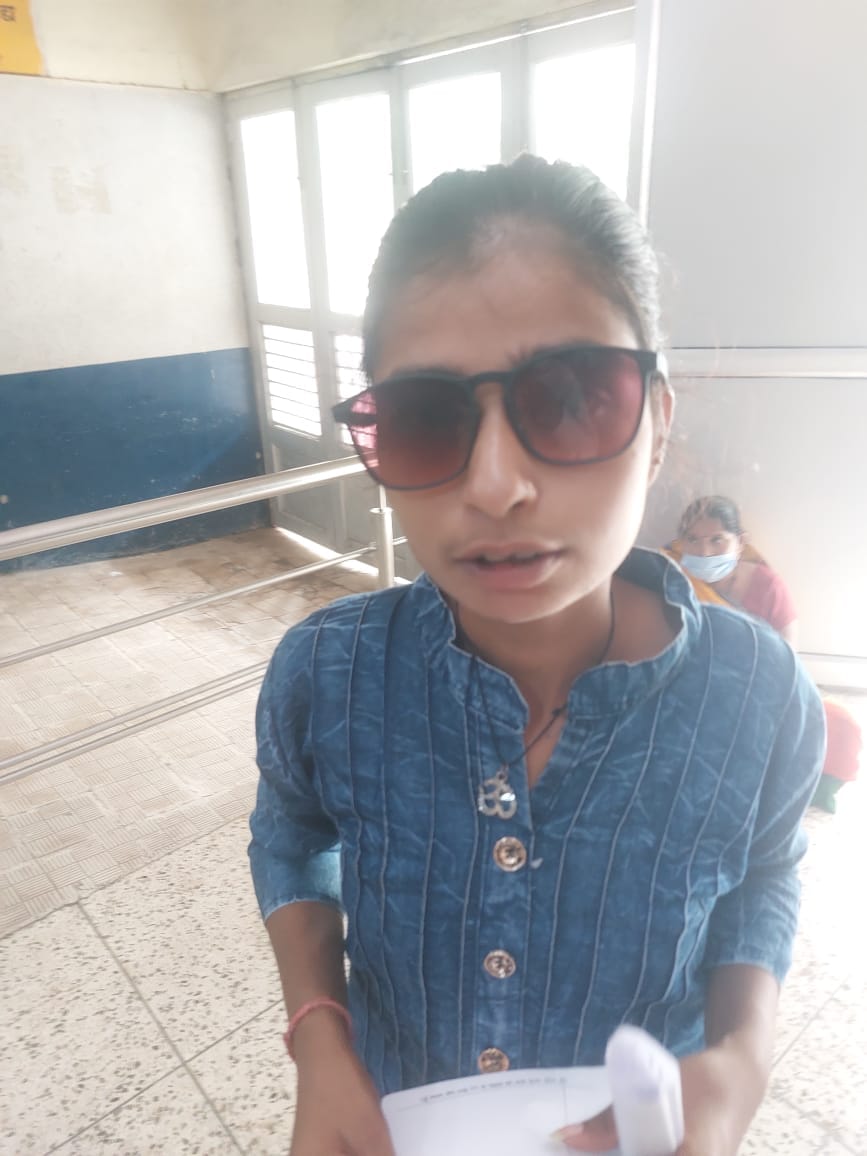 जिला चिकित्सालय में लगी भीड़ । संवाद