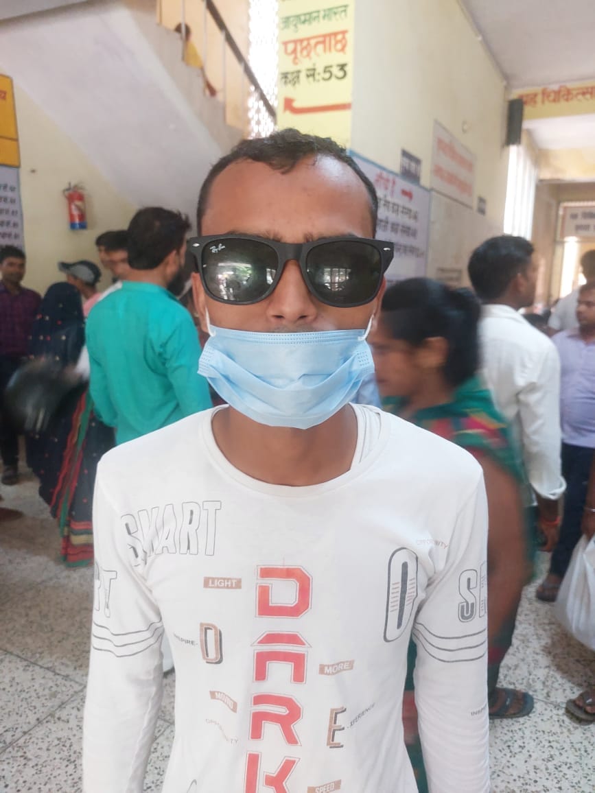 जिला चिकित्सालय में लगी भीड़ । संवाद