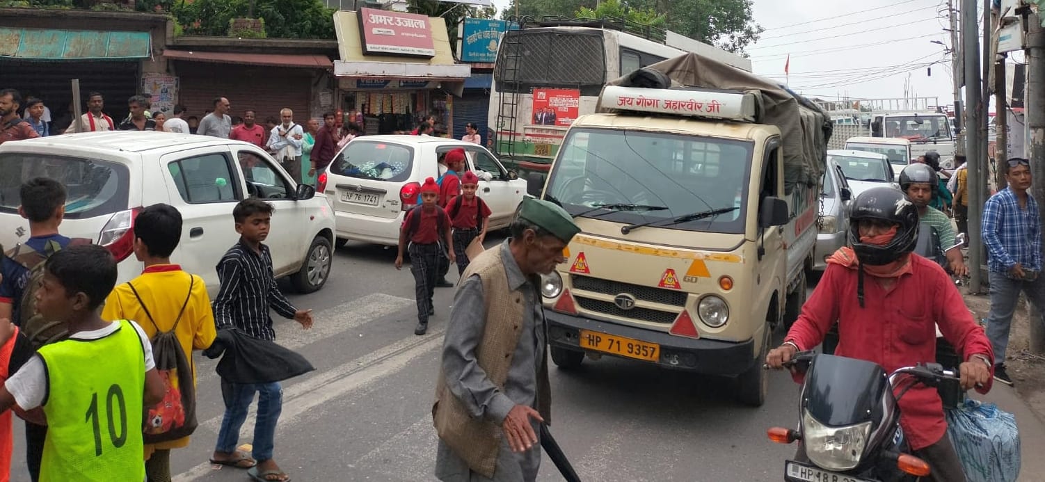 नाहन में दिल्ली गेट के समीप जाम में फंसा रोगी वाहन। संवाद नाहन में दिल्ली गेट के समीप जाम में फंसा रोगी वाहन। संवाद