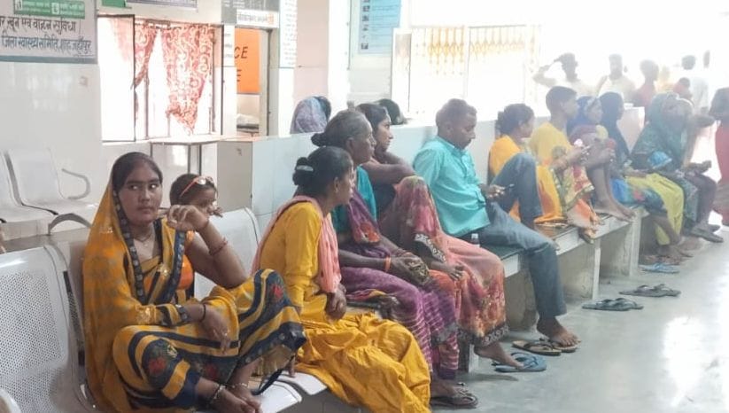 शाहजहांपुर में बच्चे का परीक्षण करते राजकीय मेडिकल कॉलेज के बाल रोग विशेषज्ञ डॉ.राजेश कुमार। सं