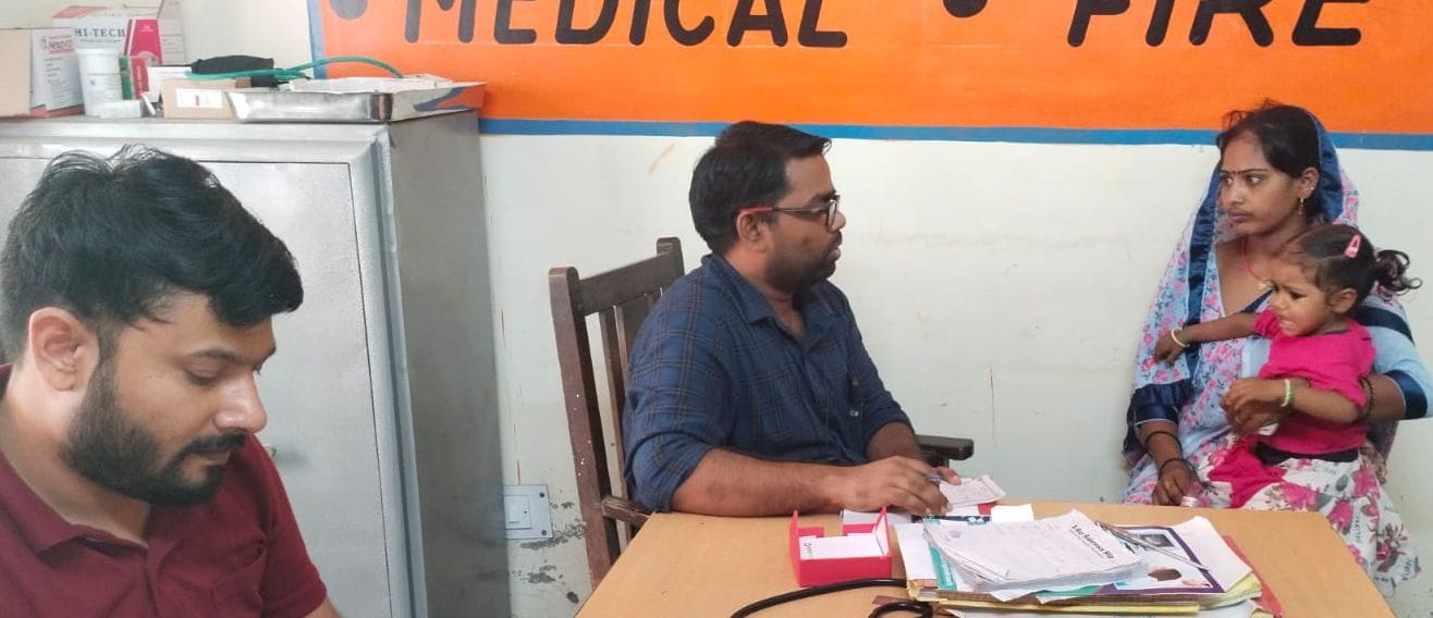 शाहजहांपुर में बच्चे का परीक्षण करते राजकीय मेडिकल कॉलेज के बाल रोग विशेषज्ञ डॉ.राजेश कुमार। सं