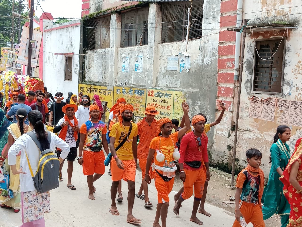 शहर के गौंरीशंकर मंदिर में जलाभिषेक करने जाते कांवड़िये । संवाद