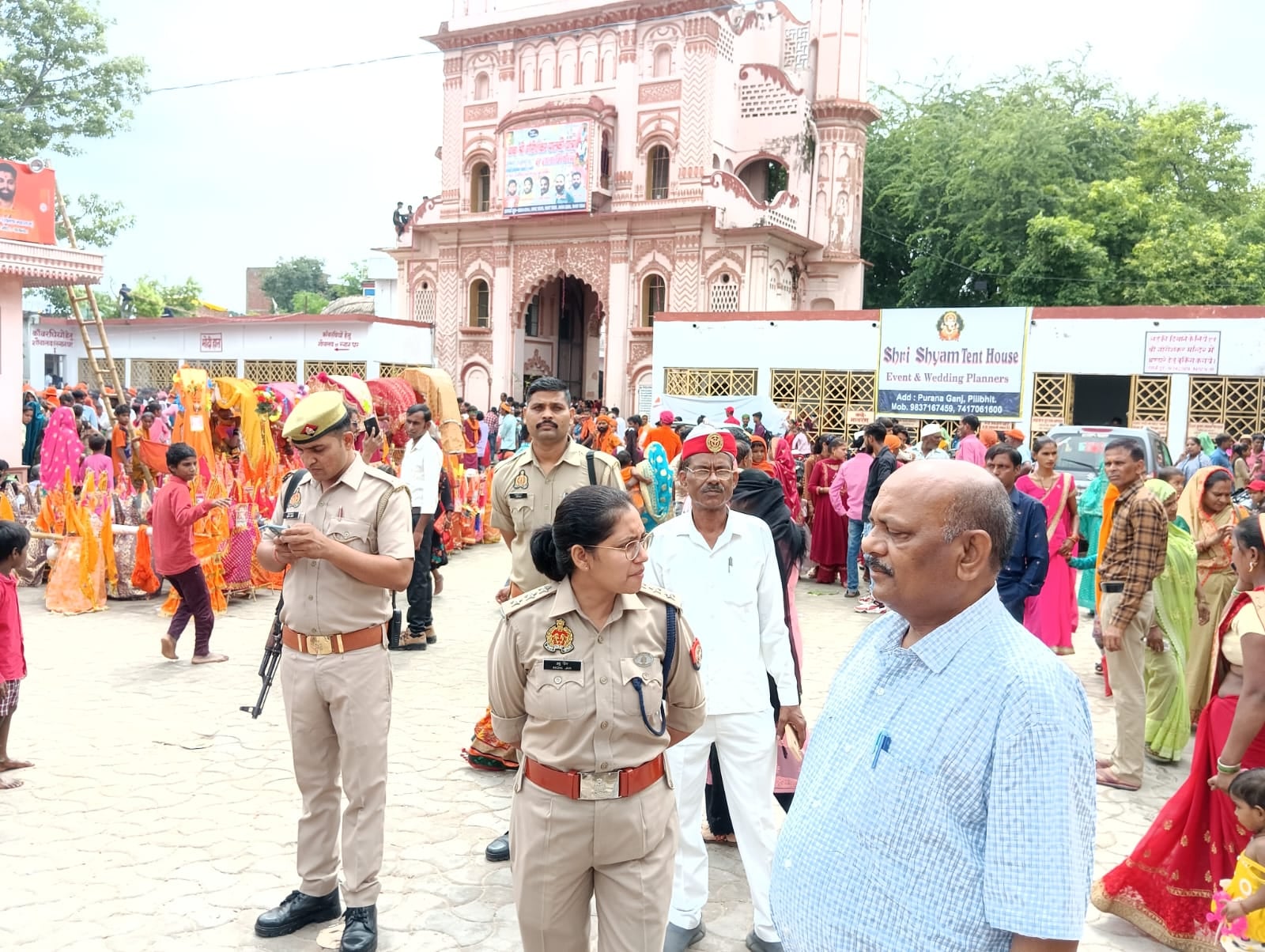 शहर के गौंरीशंकर मंदिर में जलाभिषेक करने जाते कांवड़िये । संवाद