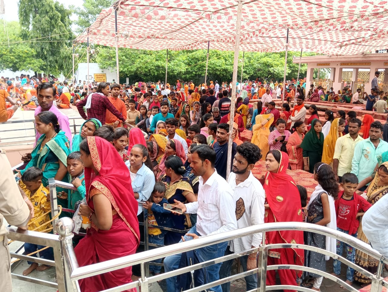 शहर के गौंरीशंकर मंदिर में जलाभिषेक करने जाते कांवड़िये । संवाद