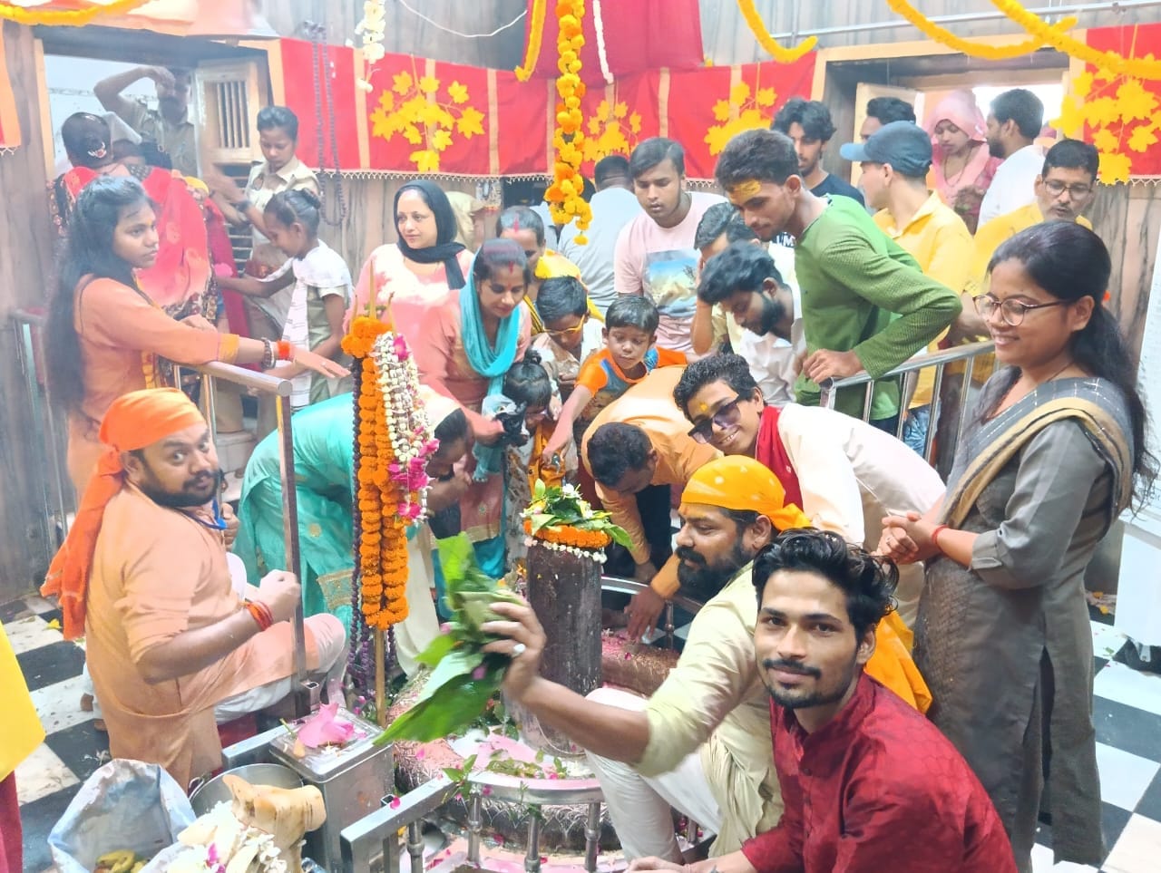 शहर के गौंरीशंकर मंदिर में जलाभिषेक करने जाते कांवड़िये । संवाद