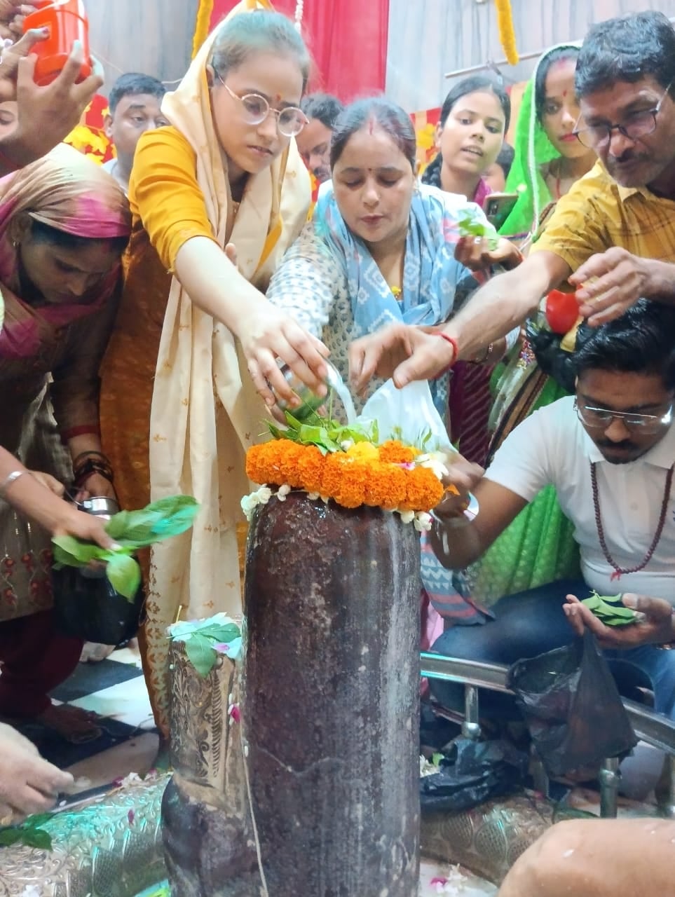 शहर के गौंरीशंकर मंदिर में जलाभिषेक करने जाते कांवड़िये । संवाद