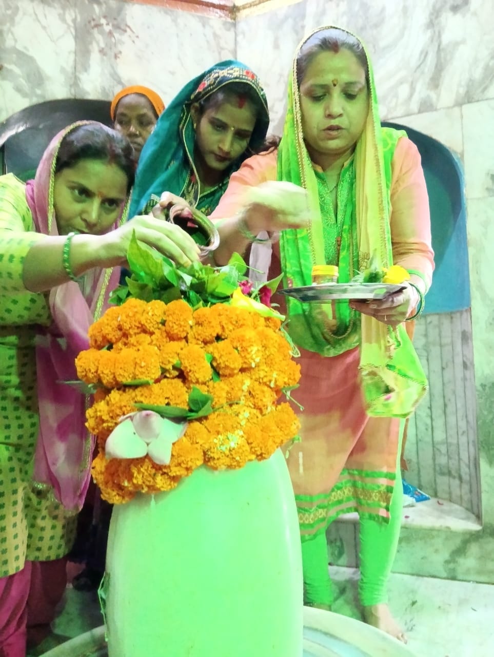 शहर के गौंरीशंकर मंदिर में जलाभिषेक करने जाते कांवड़िये । संवाद