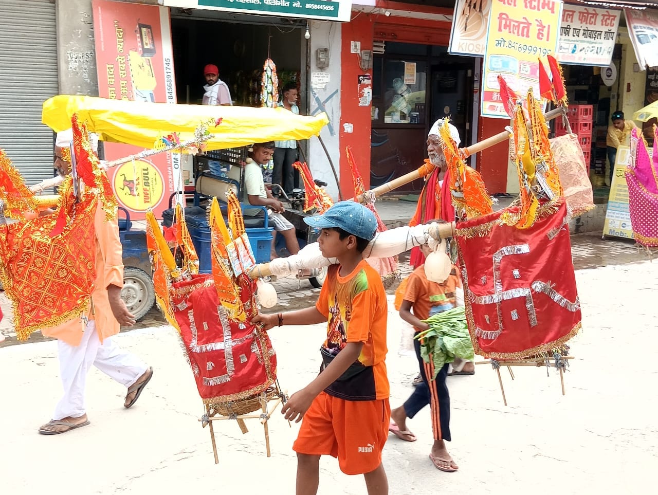 शहर के गौंरीशंकर मंदिर में जलाभिषेक करने जाते कांवड़िये । संवाद