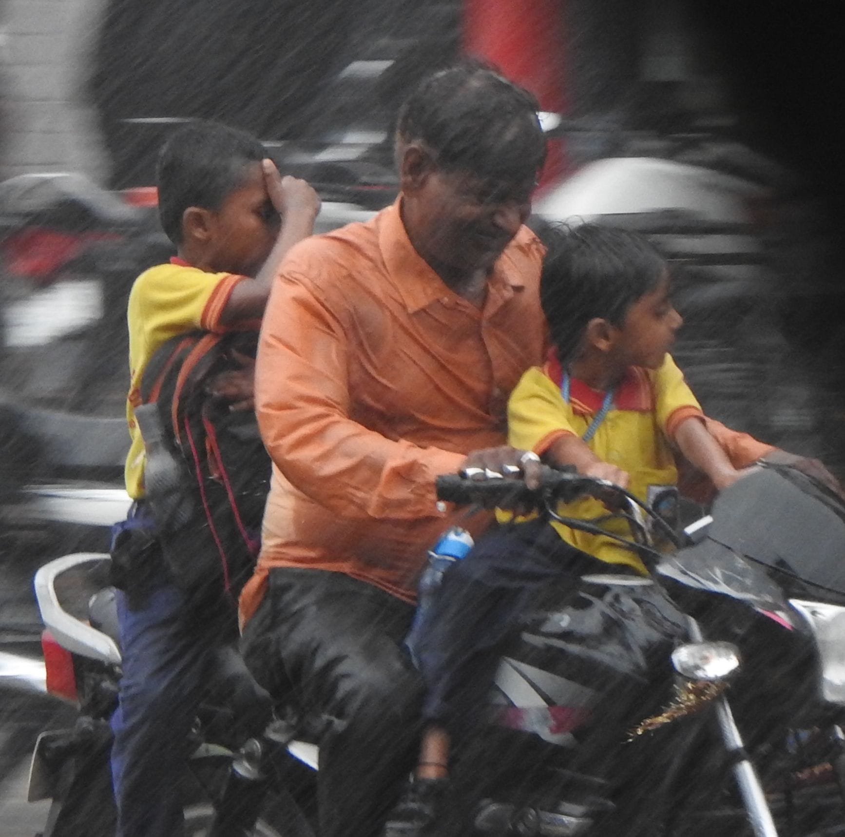शहर में हो रही बारिश में भीगते हुए घर जाते बच्चे। शहर में हो रही बारिश में भीगते हुए घर जाते बच्चे।