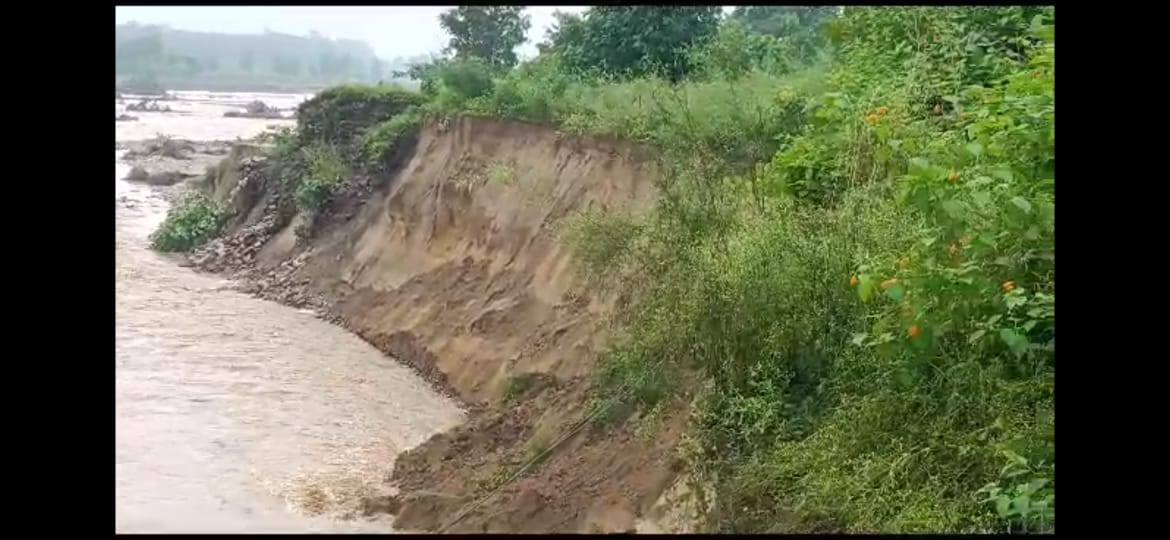 भीमताल के ठंडी सड़क पर पेड़ टूटने से क्षतिग्रस्त सड़क। संवाद भीमताल के ठंडी सड़क पर पेड़ टूटने से क्षतिग्रस्त सड़क। संवाद
