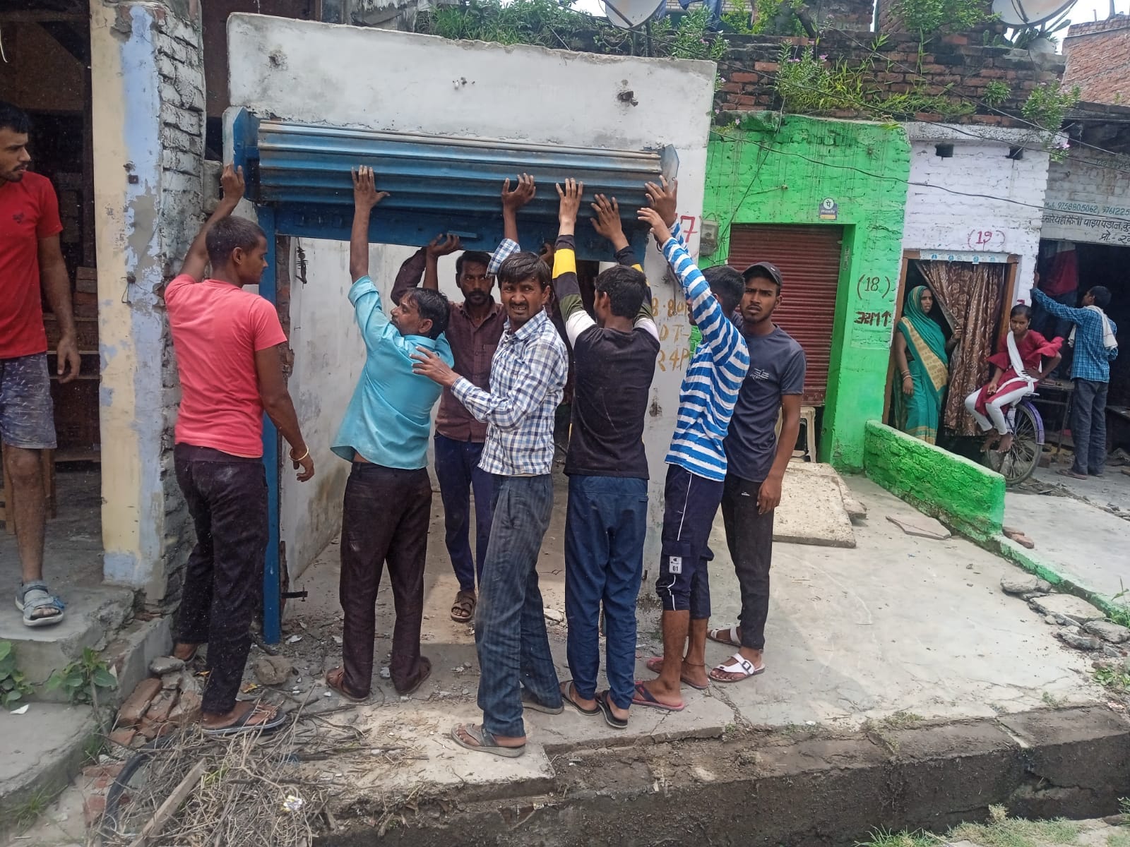 बीसलपुर में जेसीबी से हटाया जा रहा अतिक्रमण । संवाद