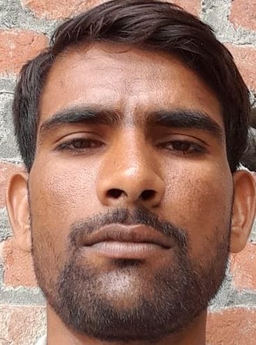 फसल बीमा की खबर में, राजबीर ग्राम पैलानी। संवाद