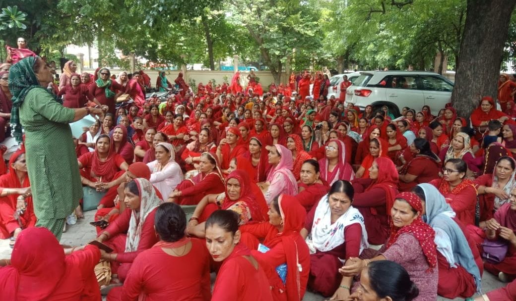 फोटो 12. लघु सचिवालय में अपनी मांगों को लेकर हड़ताल शुरू कर धरना देती आशा कार्यकर्ता। संवाद
