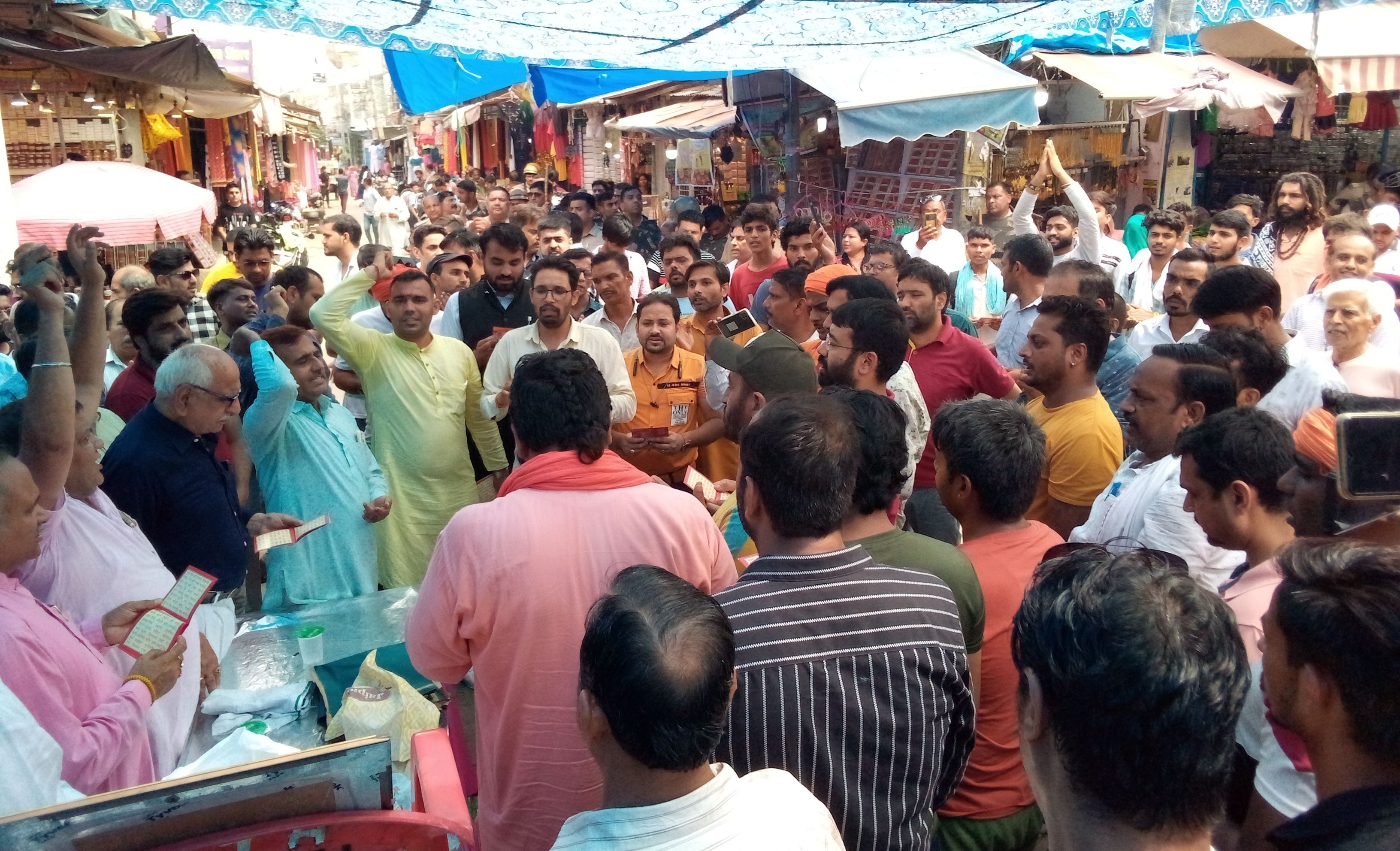 फोटो :23: सोनीपत के कच्चे क्वार्टर में हनुमान चालीसा पाठ में शामिल भाजपा नेता राजीव जैन, मार्के