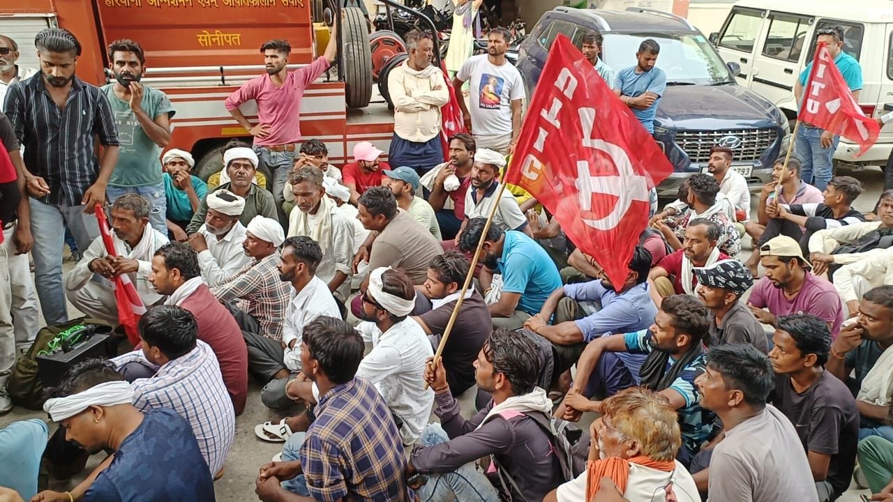 फोटो 31: नगर निगम कार्यालय के गेट पर धरने पर बैठे सफाई कर्मचारी। संवाद