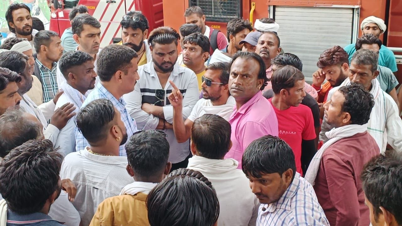 फोटो 31: नगर निगम कार्यालय के गेट पर धरने पर बैठे सफाई कर्मचारी। संवाद
