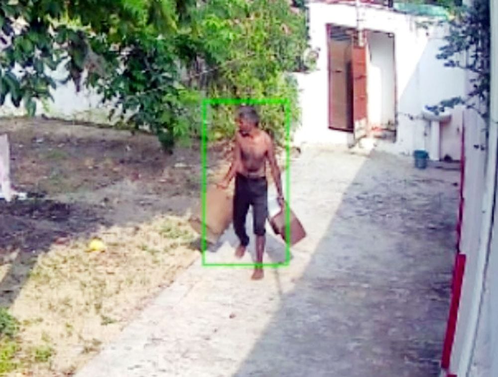 फोटो 35. मंदिर से सामान चोरी करते सीसीटीवी में दिख रहा संदिग्ध। स्रोत: विडियो ग्रैब