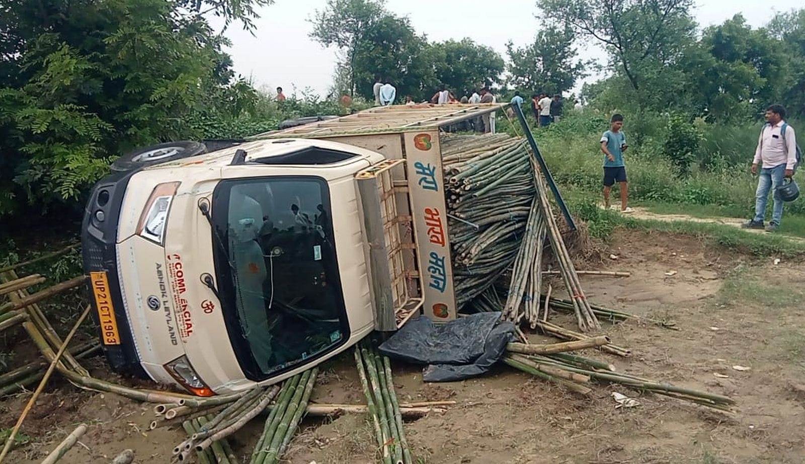 घटना स्थल पर मौजूद लोग व पुलिस। संवाद