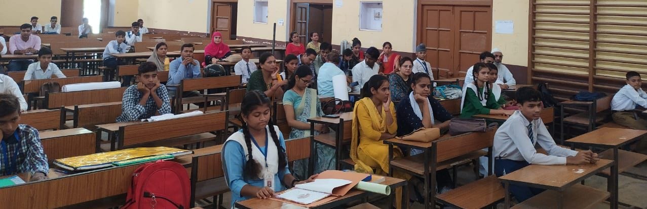 जीआईसी में भाषण प्रतियोगिता की विजेता को पुरस्कृत करते जीआईसी प्रधानाचार्य अनिल कुमार व अन्य जीआईसी में भाषण प्रतियोगिता की विजेता को पुरस्कृत करते जीआईसी प्रधानाचार्य अनिल कुमार व अन्य