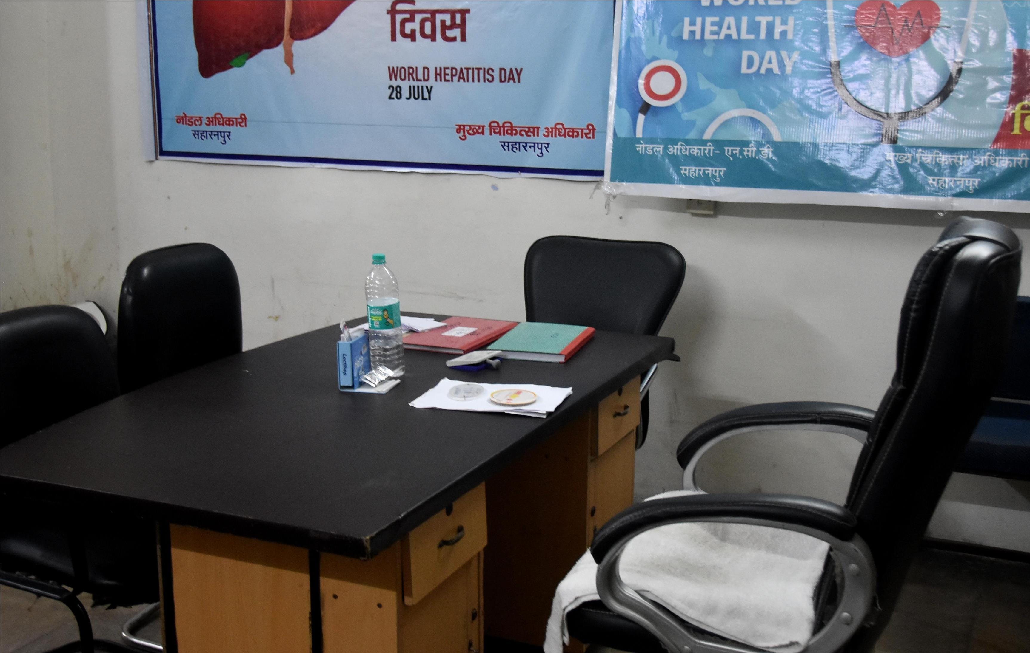 जिला अस्पताल के सर्जन कक्ष में खाली चिकित्सक की कुर्सी जिला अस्पताल के सर्जन कक्ष में खाली चिकित्सक की कुर्सी