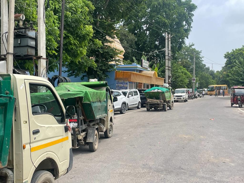 कुरुक्षेत्र। सड़क किनारे लगा गंदगी का ढेर। कुरुक्षेत्र। सड़क किनारे लगा गंदगी का ढेर।