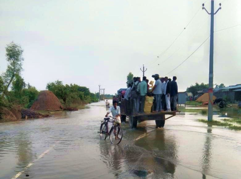 मिर्जापुर के मस्जिद नगला में बाढ़ से घिरे एक घर से निकलता छोटा बच्चा। संवाद मिर्जापुर के मस्जिद नगला में बाढ़ से घिरे एक घर से निकलता छोटा बच्चा। संवाद