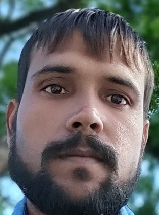 सदर तहसील के पास मेन रोड पर लीकेज पानी का पाइप। संवाद