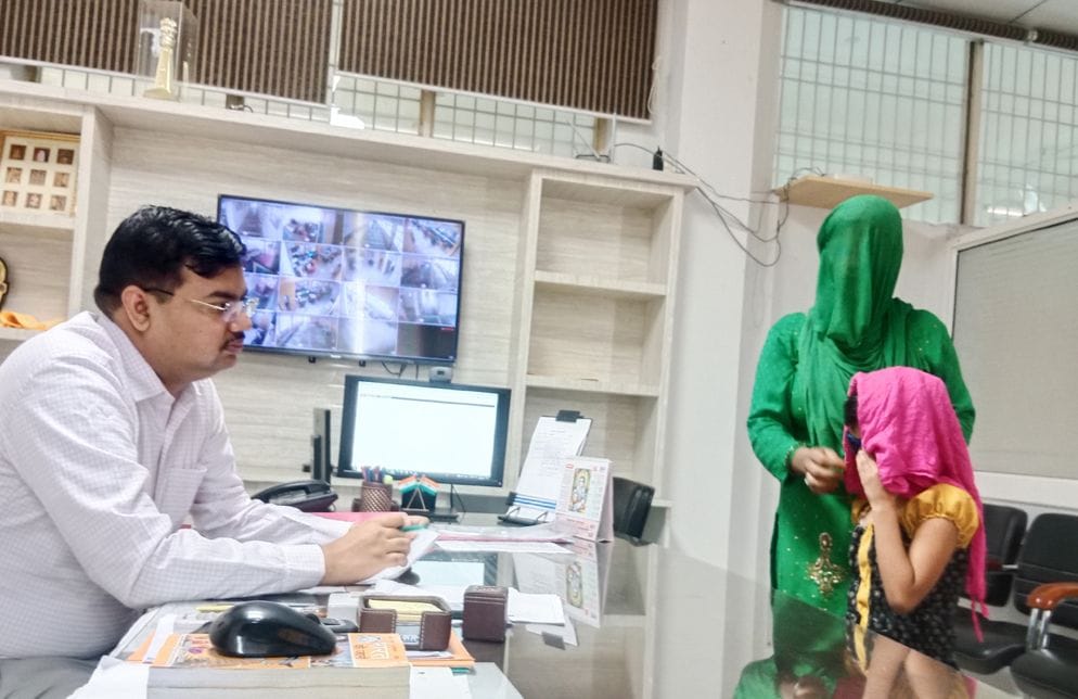 फोटो 17. लघु सचिवालय में पीड़ित बच्ची को लेकर एसडीएम से न्याय की गुहार लगाती अरवीना। संवाद