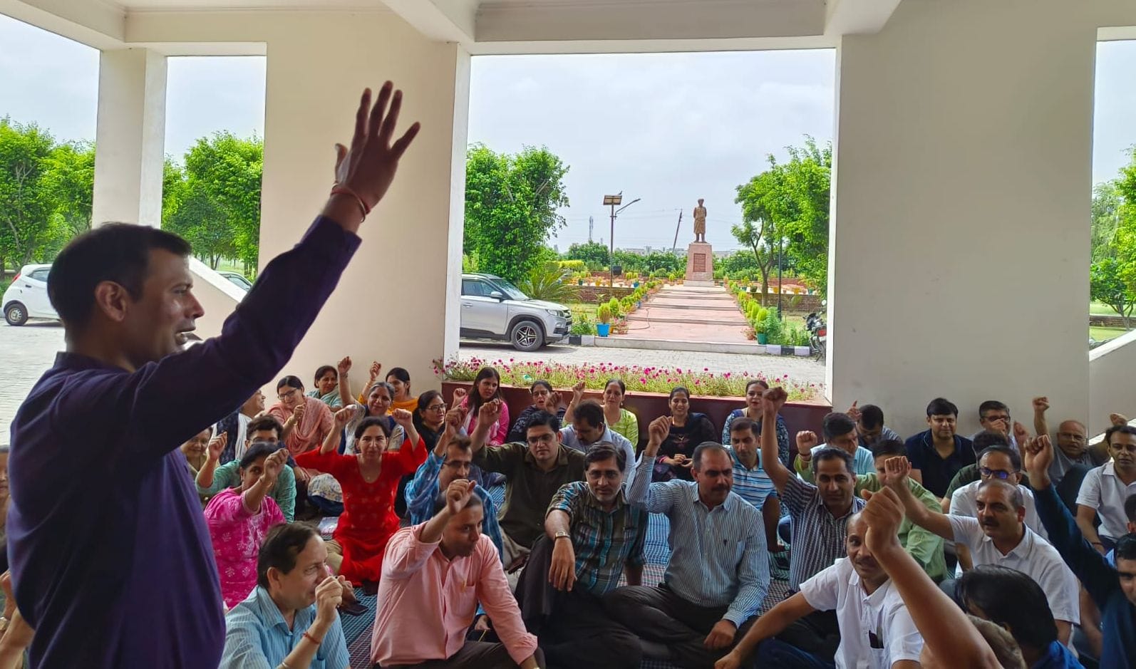 फोटो 34- डीसीआरयूएसटी में अनिश्चितकालीन धरने पर बैठे शिक्षकों को संबोधित करते कर्मचारी नेता। वि फोटो 34- डीसीआरयूएसटी में अनिश्चितकालीन धरने पर बैठे शिक्षकों को संबोधित करते कर्मचारी नेता। वि
