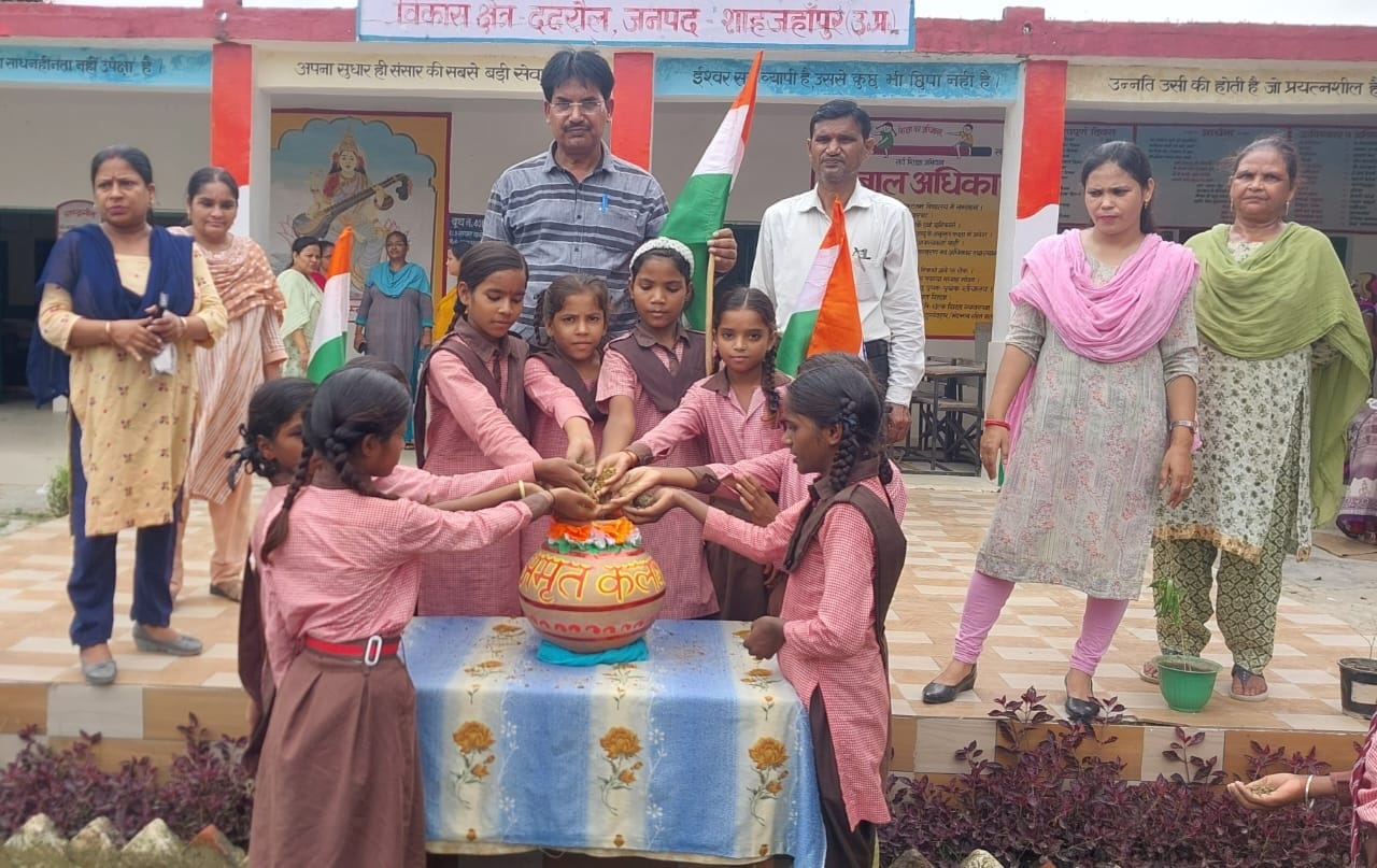 जलालाबाद के स्कूल में छात्राओं को शपथ दिलाई