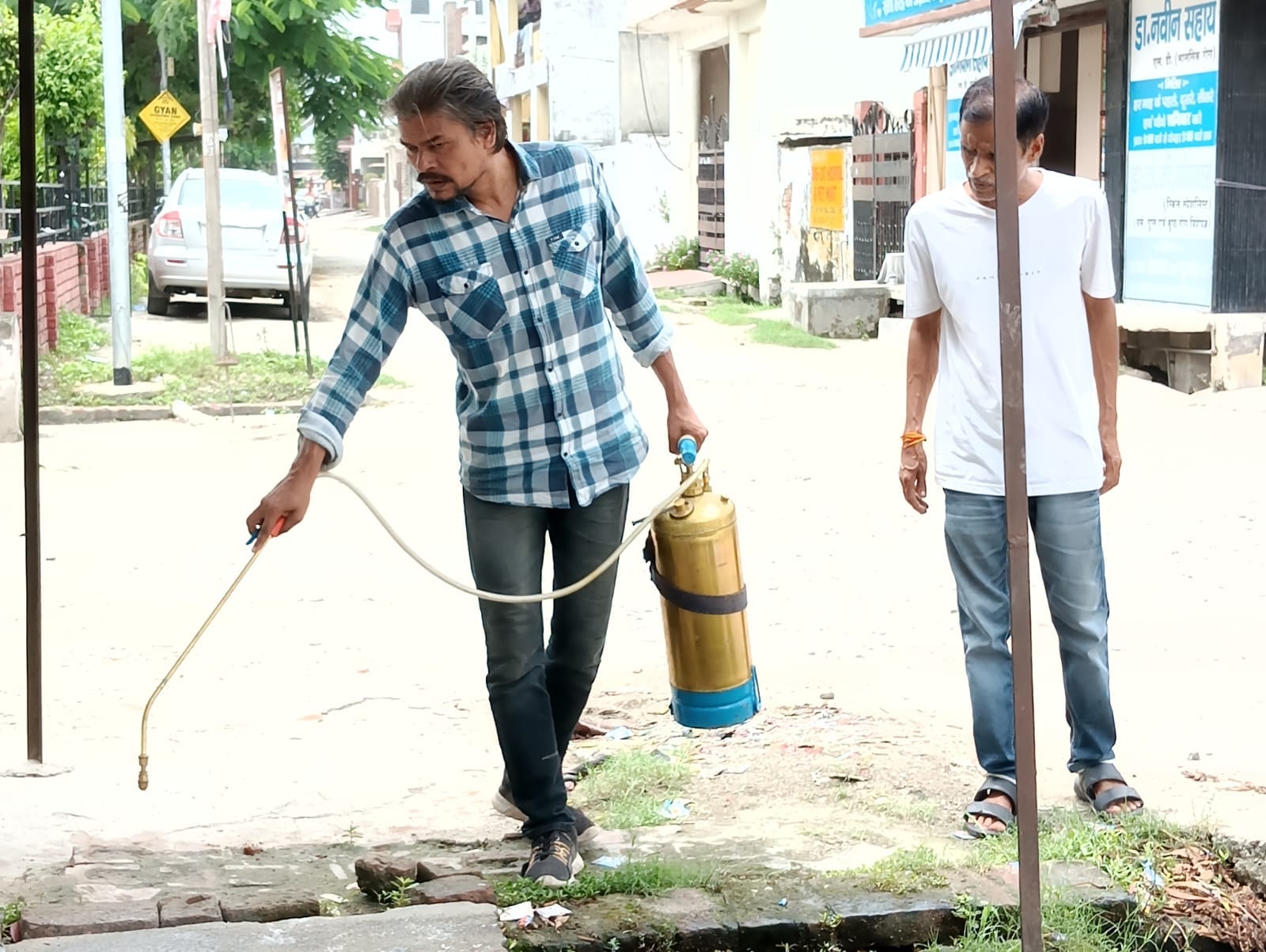 जमा पानी को चेंक करती मलेरिया विभाग की टीम । संवाद