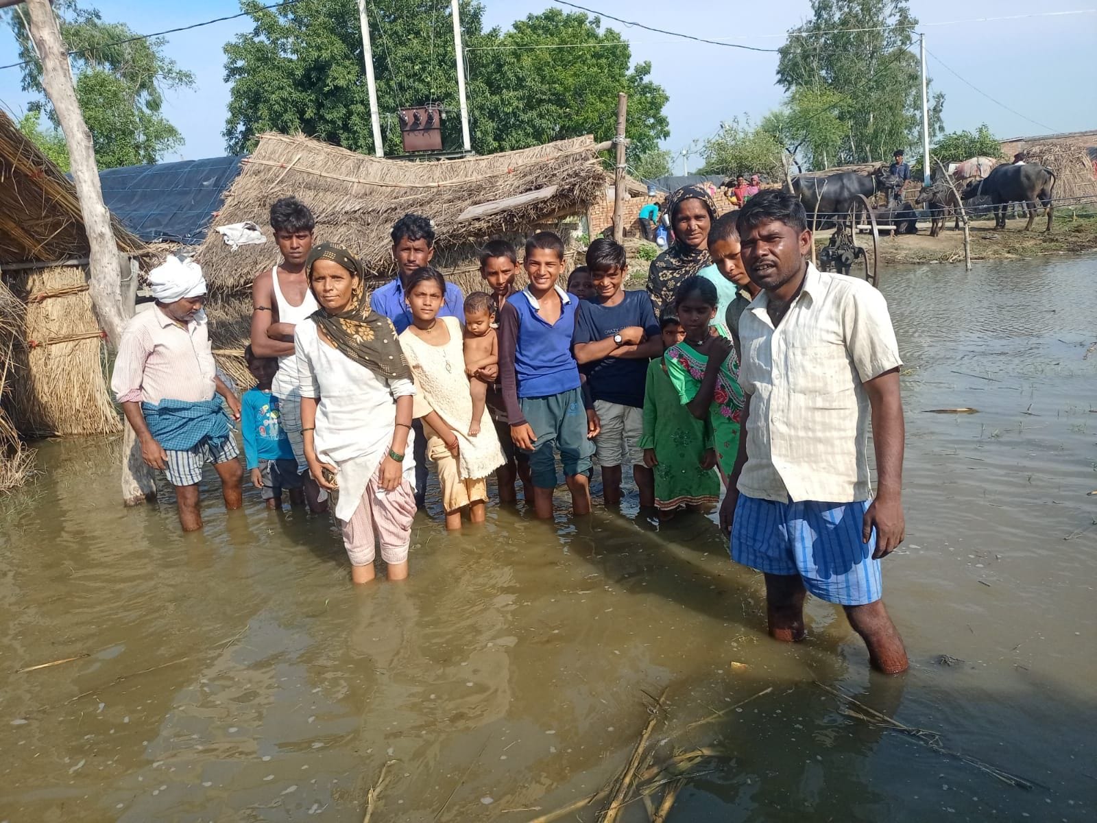 पैलानी में लाइन से खड़े आई फ्लू के रोगी