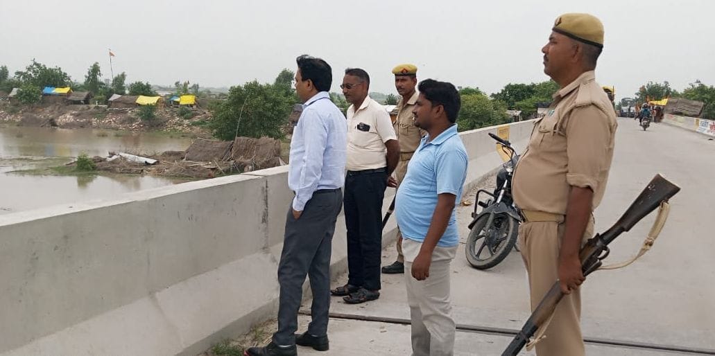 पैलानी में लाइन से खड़े आई फ्लू के रोगी