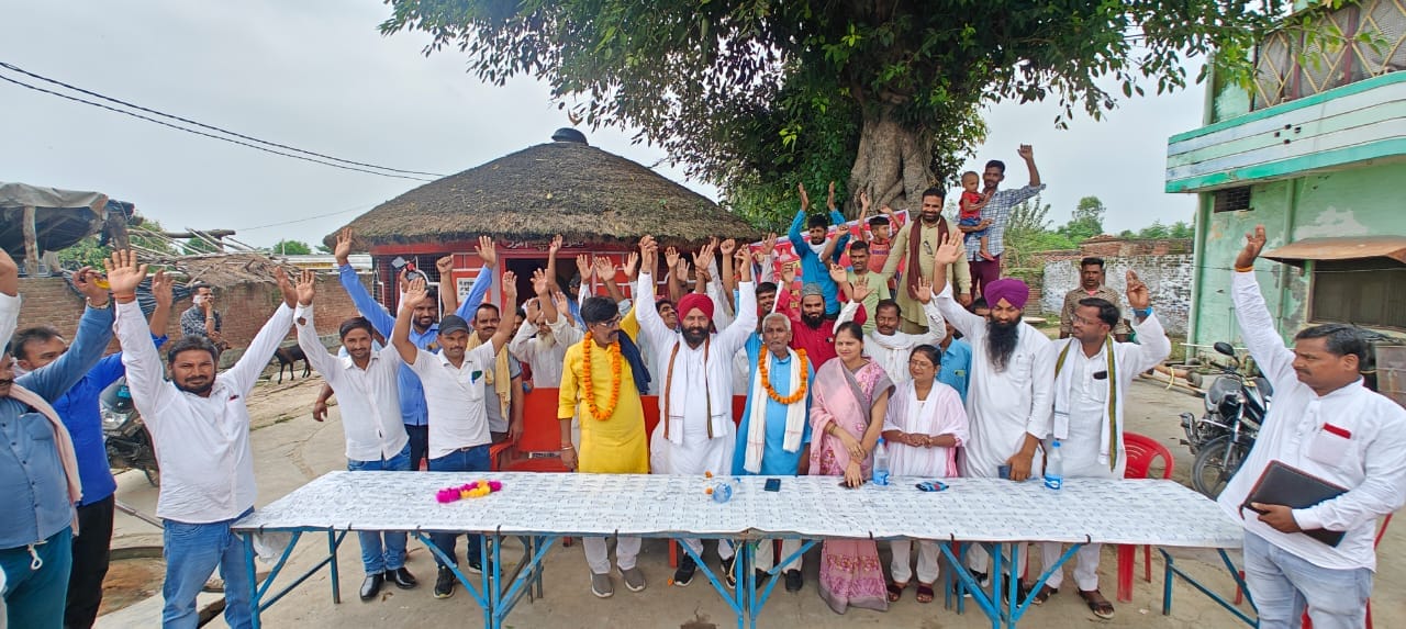 पूरनपुर के गांव में सपा की जन पंचायत में मौजूद पदाधिकारी । संवाद पूरनपुर के गांव में सपा की जन पंचायत में मौजूद पदाधिकारी । संवाद