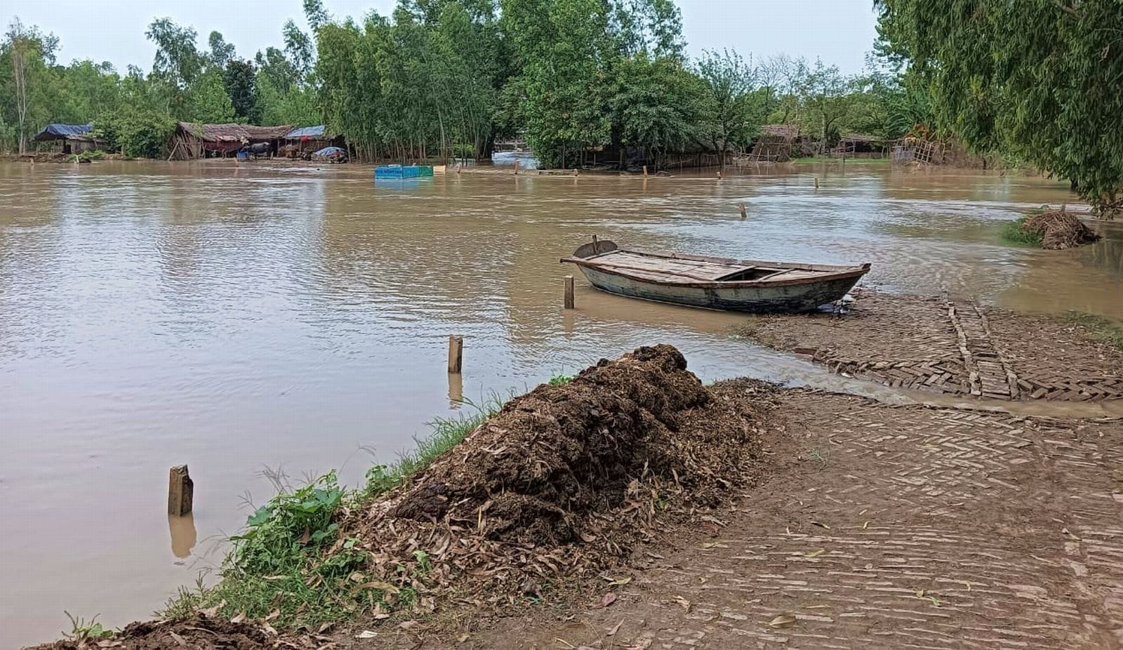 सहसवान के वीरसहाय नगला में इस स्थिति में रह रहे लोग। संवाद