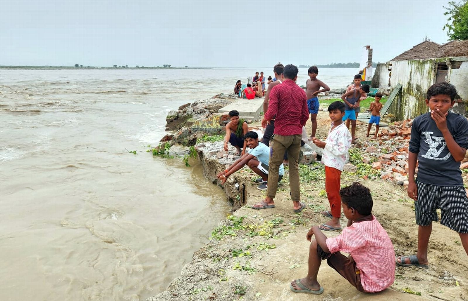 सहसवान के वीरसहाय नगला में इस स्थिति में रह रहे लोग। संवाद