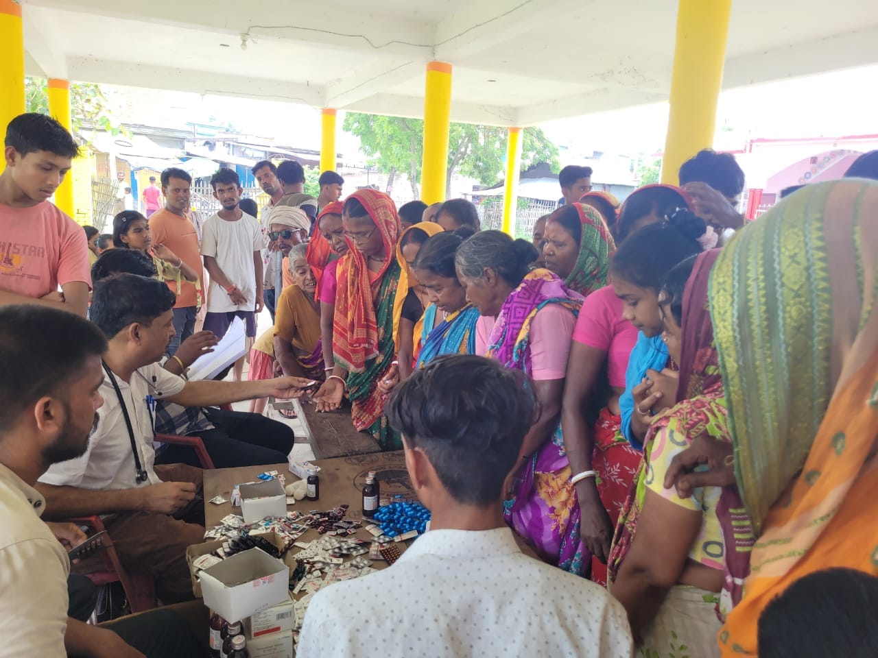 शारदा नदी के उफनाने से गांव चंदिया हजारा में हुआ जलभराव ।