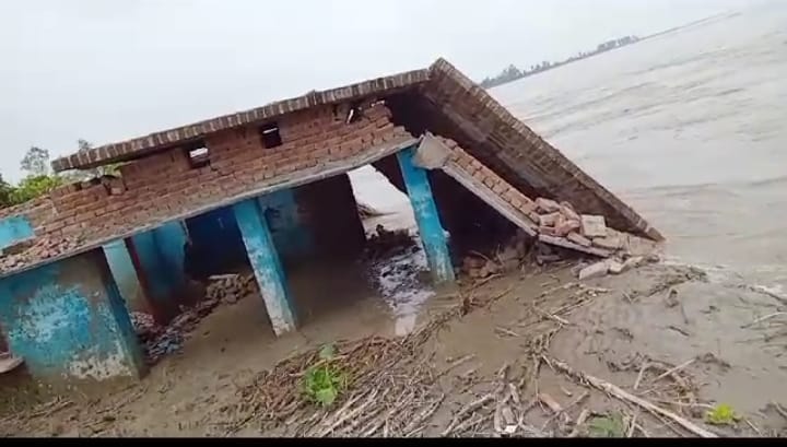 तिकुनिया टांडा मुजहा रोड पर मुहाना नदी में आई बाढ़ का पानी तिकुनिया टांडा मुजहा रोड पर मुहाना नदी में आई बाढ़ का पानी