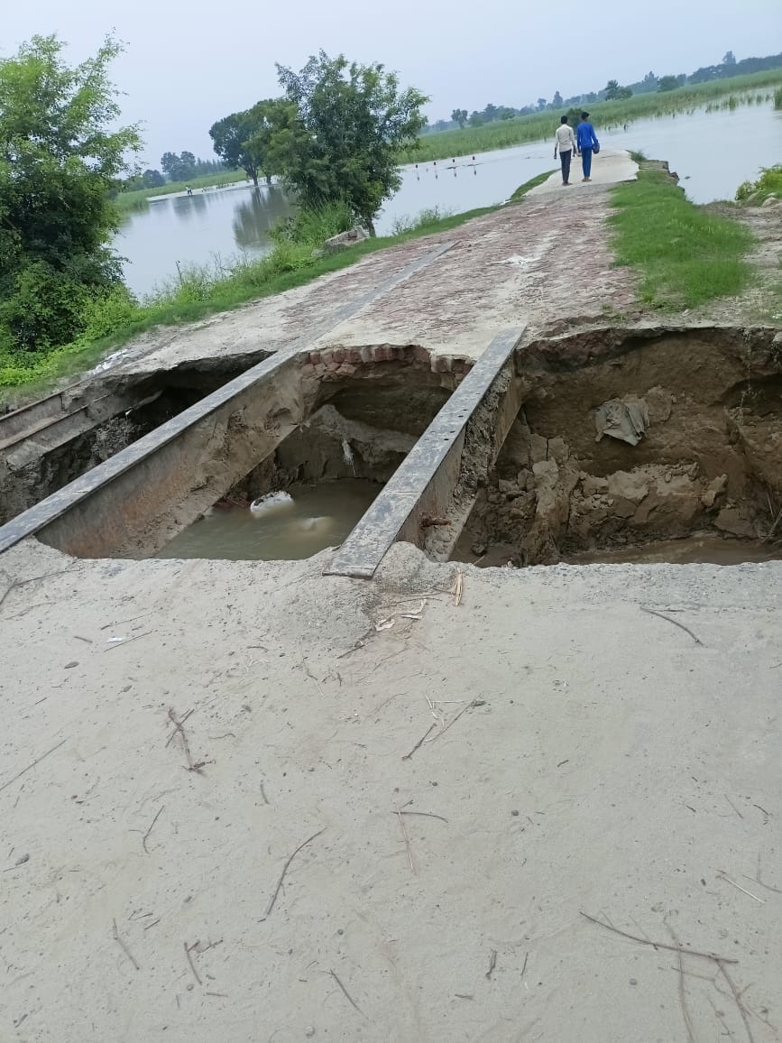 तिकुनिया टांडा मुजहा रोड पर मुहाना नदी में आई बाढ़ का पानी तिकुनिया टांडा मुजहा रोड पर मुहाना नदी में आई बाढ़ का पानी