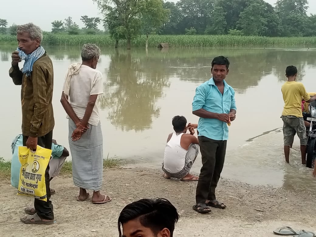 तिकुनिया टांडा मुजहा रोड पर मुहाना नदी में आई बाढ़ का पानी तिकुनिया टांडा मुजहा रोड पर मुहाना नदी में आई बाढ़ का पानी