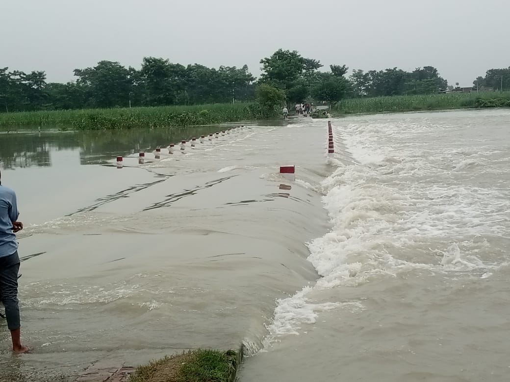 तिकुनिया टांडा मुजहा रोड पर मुहाना नदी में आई बाढ़ का पानी तिकुनिया टांडा मुजहा रोड पर मुहाना नदी में आई बाढ़ का पानी