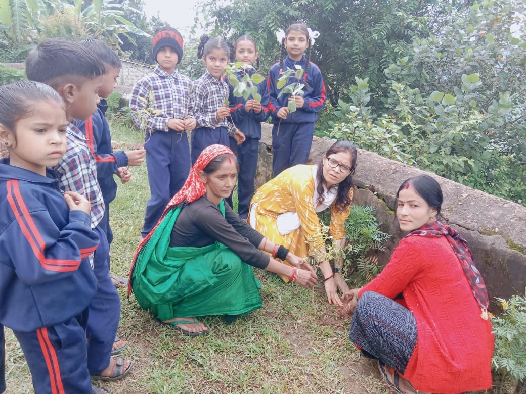 फोटो- 11 एएलएम 23 पी-द्वाराहाट के महाविद्यालय में पौधारोपण करते छात्र । संवाद फोटो- 11 एएलएम 23 पी-द्वाराहाट के महाविद्यालय में पौधारोपण करते छात्र । संवाद