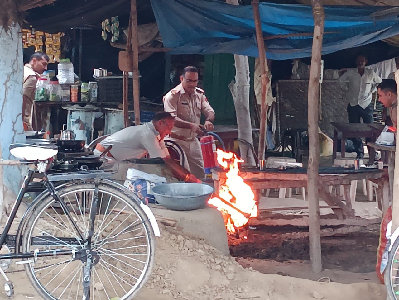 गैंस सिलेडर में लगी आग को बुझाने का प्रयास करते रोग । संवाद गैंस सिलेडर में लगी आग को बुझाने का प्रयास करते रोग । संवाद