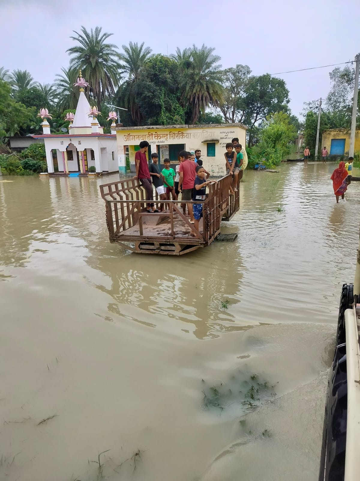 गांव चंदिया हजारा में  घर में भरा पानी । संवाद