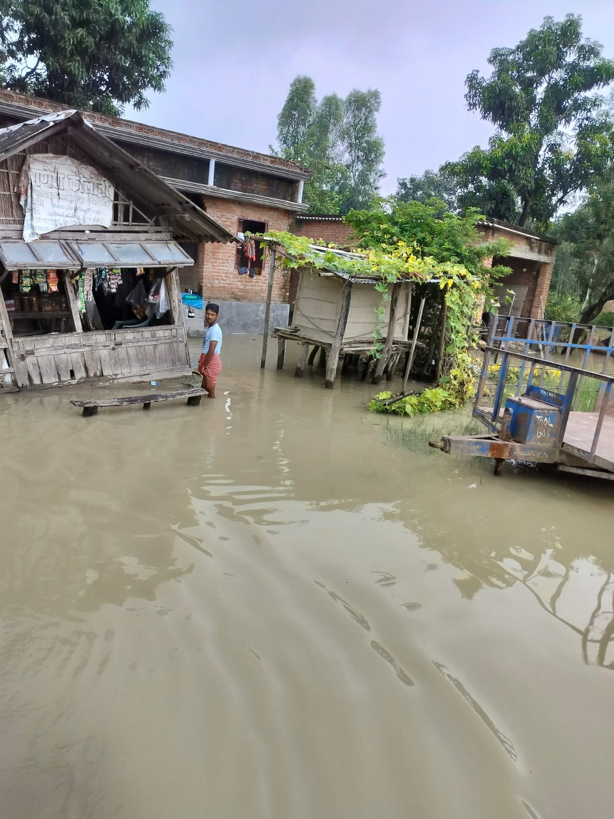गांव चंदिया हजारा में  घर में भरा पानी । संवाद