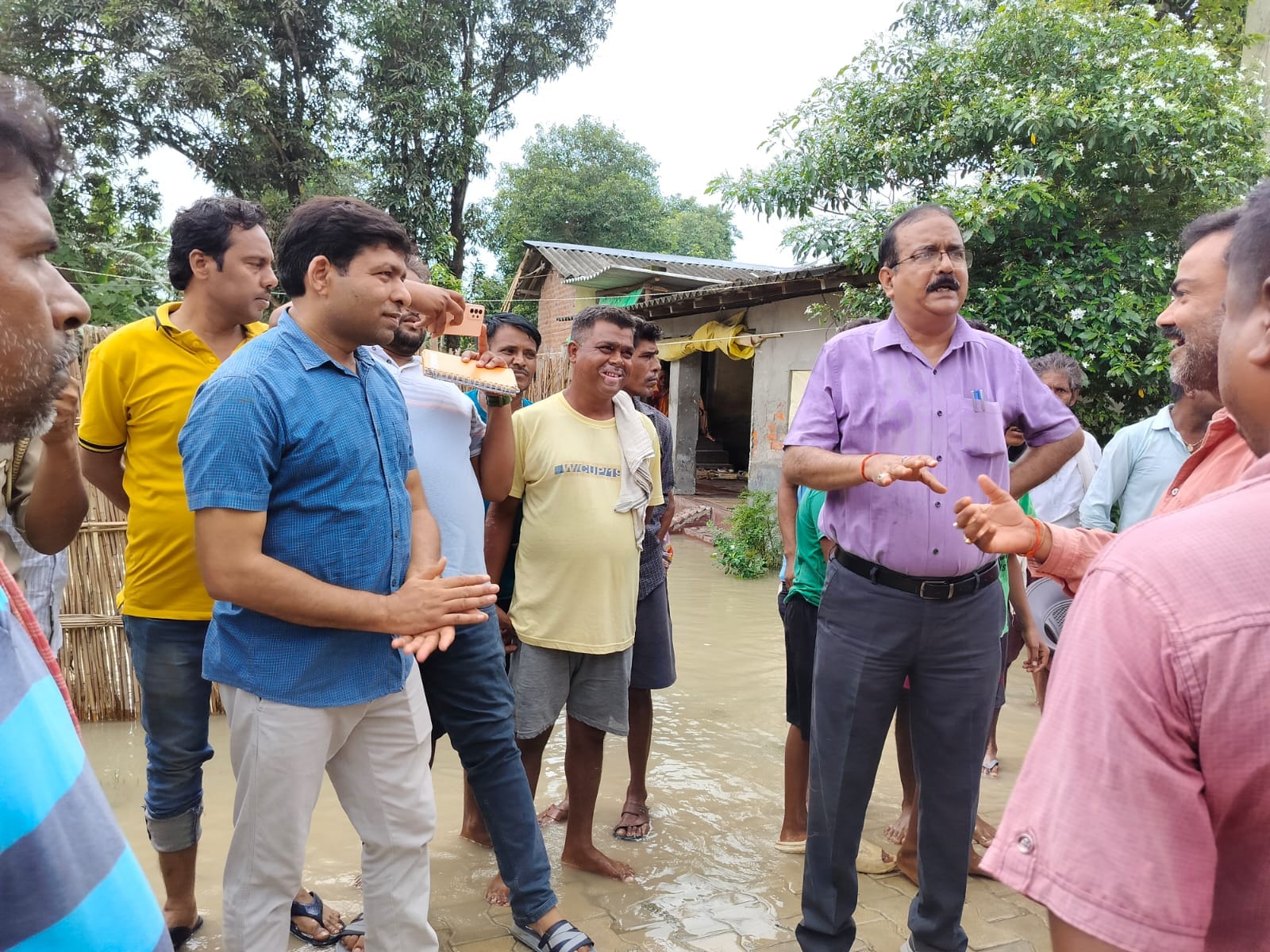 गांव चंदिया हजारा में  घर में भरा पानी । संवाद