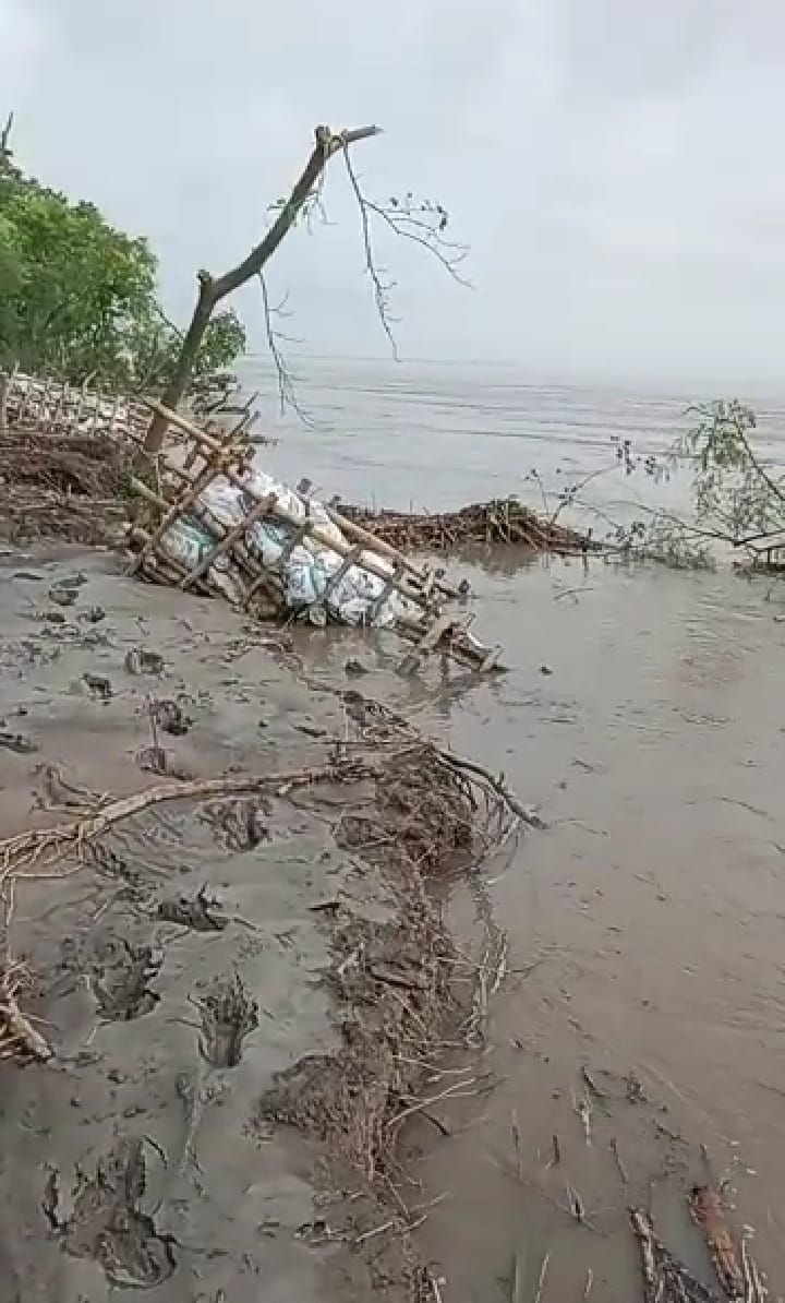 गांव के निचले इलाके के घर में भरा पानी और कीचड़ । संवाद गांव के निचले इलाके के घर में भरा पानी और कीचड़ । संवाद