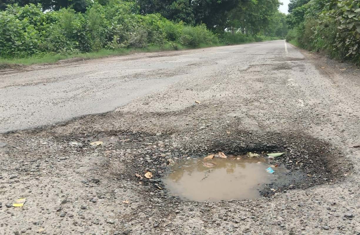 खुटार मैलानी के बीच नेशनल हाईवे का हाल